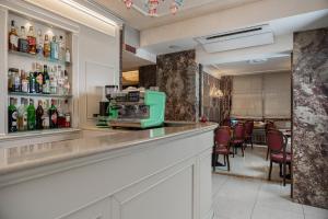 un bar avec une machine verte sur un comptoir dans l'établissement Hotel Montecarlo, à Venise