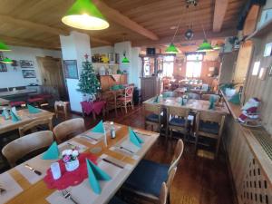 widok na restaurację ze stołami i krzesłami w obiekcie Berggasthaus & Pension Schöne Aussicht w mieście Klingenthal