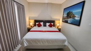 Ліжко або ліжка в номері Puri Rama Guest House Denpasar Bali