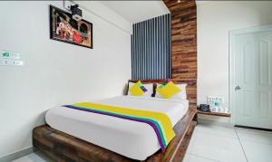 una camera da letto con un letto con una coperta arcobaleno di Colors stay a Chikmagalūr