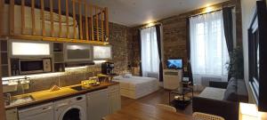 A kitchen or kitchenette at LOGE DE L'OPERA