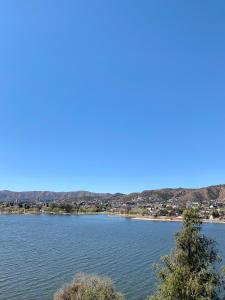 einen Blick auf einen See mit Bergen im Hintergrund in der Unterkunft casas lake in Villa Carlos Paz