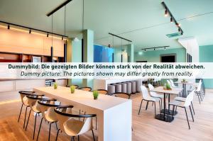 een restaurant met tafels en stoelen in een kamer bij B&B Hotel Bochum Hbf-Süd in Bochum