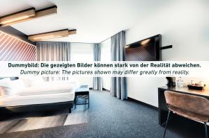 een hotelkamer met een bed en een bureau bij B&B Hotel Bochum Hbf-Süd in Bochum