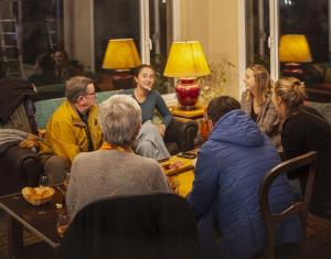 eine Gruppe von Menschen, die um einen Couchtisch sitzen in der Unterkunft Viajero Calafate Hostel in El Calafate