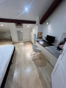 1 dormitorio con 1 cama y escritorio con ordenador portátil en Appartement LesTiercelins, en Nancy