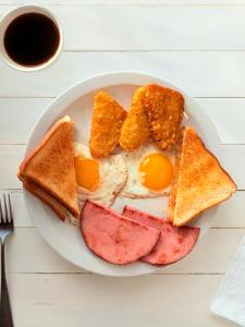 ein Frühstücksteller mit Eiern und Toast in der Unterkunft Motel 6-Moncton, NB in Moncton