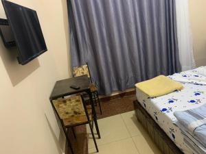 Tempat tidur dalam kamar di Empire Motel