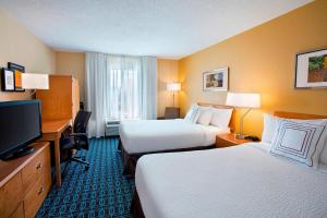 een hotelkamer met 2 bedden en een flatscreen-tv bij Fairfield Inn & Suites Merrillville in Merrillville