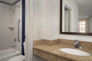 Residence Inn Phoenix North Happy Valley tesisinde bir banyo