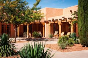 Jardí fora de Courtyard Page at Lake Powell