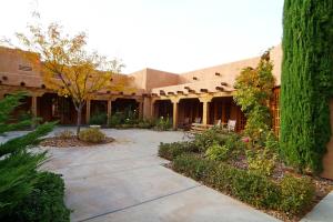 Jardí fora de Courtyard Page at Lake Powell