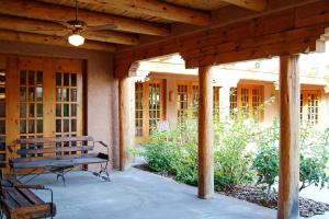 Jardí fora de Courtyard Page at Lake Powell