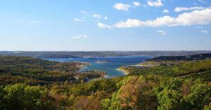 uitzicht op een meer midden in een bos bij Grand Crowne Resort in Branson