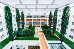 Vrt pred nastanitvijo Courtyard by Marriott Prague Airport