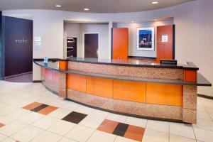 een lobby met een receptie in een gebouw bij Courtyard by Marriott Roanoke Airport in Roanoke