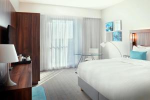 Tempat tidur dalam kamar di Courtyard by Marriott Amsterdam Arena Atlas