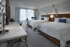 Cama ou camas em um quarto em Renaissance Edmonton Airport Hotel