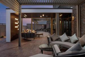 A seating area at Courtyard by Marriott Las Cruces at NMSU