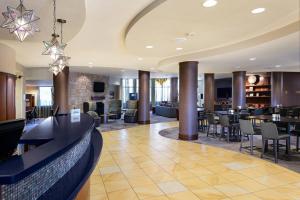 een lobby van een hotel met tafels en stoelen bij Courtyard Bethlehem Lehigh Valley/I-78 in Bethlehem