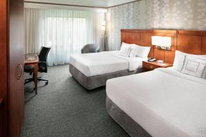 een hotelkamer met 2 bedden en een bureau bij Courtyard Bethlehem Lehigh Valley/I-78 in Bethlehem