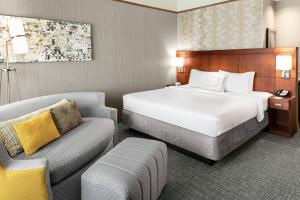 een hotelkamer met een bed en een bank bij Courtyard Bethlehem Lehigh Valley/I-78 in Bethlehem