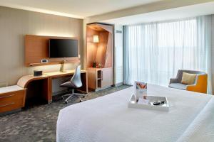 Televisyen dan/atau pusat hiburan di Courtyard by Marriott Orlando Lake Nona