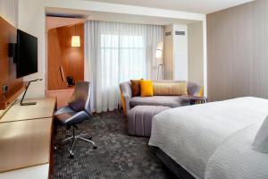 Televisyen dan/atau pusat hiburan di Courtyard by Marriott Orlando Lake Nona