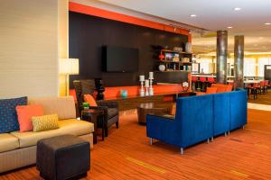 A seating area at Courtyard by Marriott Kalamazoo Portage