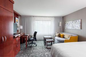 A bed or beds in a room at Courtyard by Marriott Kalamazoo Portage