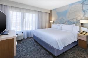 A bed or beds in a room at Courtyard by Marriott Secaucus Meadowlands