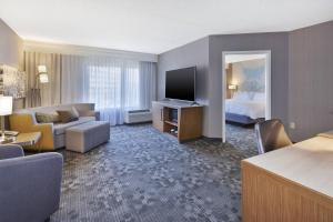 A television and/or entertainment centre at Courtyard by Marriott Secaucus Meadowlands