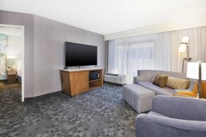 A television and/or entertainment centre at Courtyard by Marriott Secaucus Meadowlands