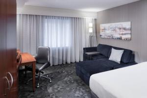 Ruang duduk di Courtyard by Marriott West Orange