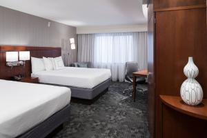 Katil atau katil-katil dalam bilik di Courtyard by Marriott West Orange