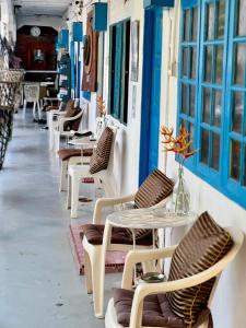 una fila di tavoli e sedie su una strada di Dar Yasmine Motel a Pantai Cenang