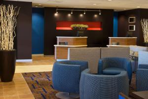 Courtyard by Marriott Bloomington tesisinde bir oturma alanı