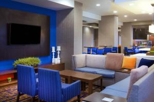 Courtyard by Marriott Bloomington tesisinde bir oturma alanı