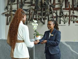 Una donna che stringe la mano a una donna in completo di Novotel Nairobi Westlands a Nairobi