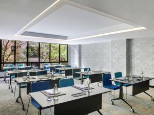 una sala da pranzo con tavoli e sedie blu di Novotel Nairobi Westlands a Nairobi