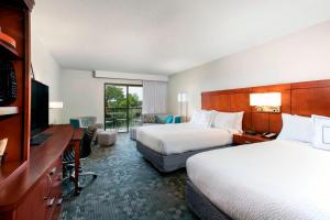 Krevet ili kreveti u jedinici u objektu Courtyard by Marriott Myrtle Beach Barefoot Landing