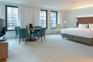 Giường trong phòng chung tại Courtyard by Marriott Brussels EU