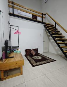 - un salon avec un escalier et un tapis dans l'établissement Jogja Amor Hotel, à Demangan