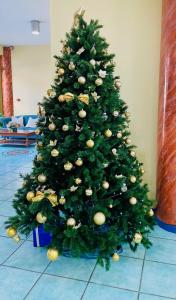 un albero di Natale seduto in una stanza con di Hotel Centro Congressi Polo Nautico a Salerno