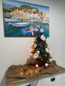 Un albero di Natale su un como' di fronte a una TV di Hotel Centro Congressi Polo Nautico a Salerno