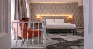 Tempat tidur dalam kamar di The Queen at Chester Hotel, BW Premier Collection