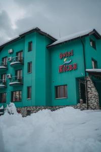 un edificio verde con las palabras Dudley Kitzba en él en Kisva Hotel, en Yablunytsya