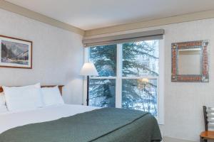 Mountainside Inn 205 by Alpine Lodging Telluride 객실 침대