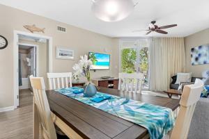 5 Star Resort 2BR 2 BATH King Suite Shuttle Pools Across from Beach