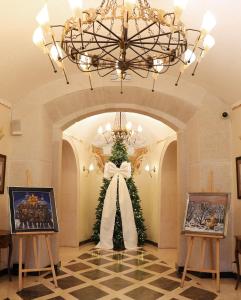 um quarto com uma árvore de Natal e um lustre em Citadel Gastro Boutique Hotel em Lviv